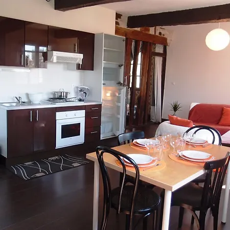 Apart 2 * Puylaurens